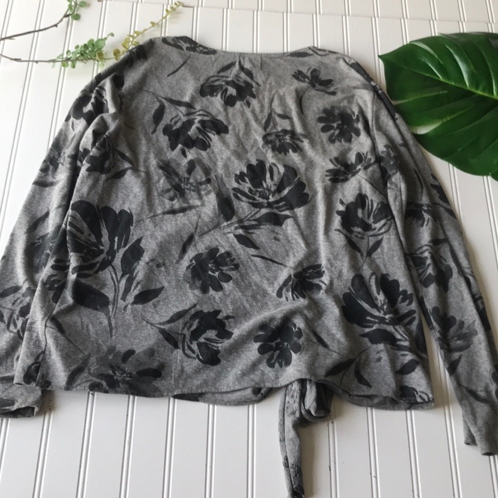 Anthropologie T.la floral grey tie knot top - Picture 8 of 8